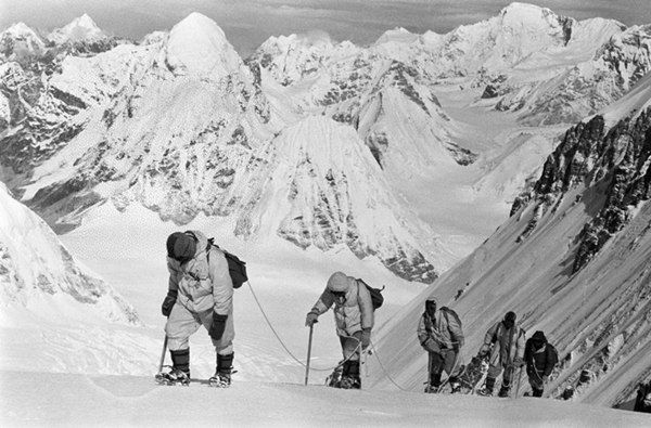 △1960年5月，中國登山隊隊員在海拔7150米的冰雪坡上行進(jìn)。