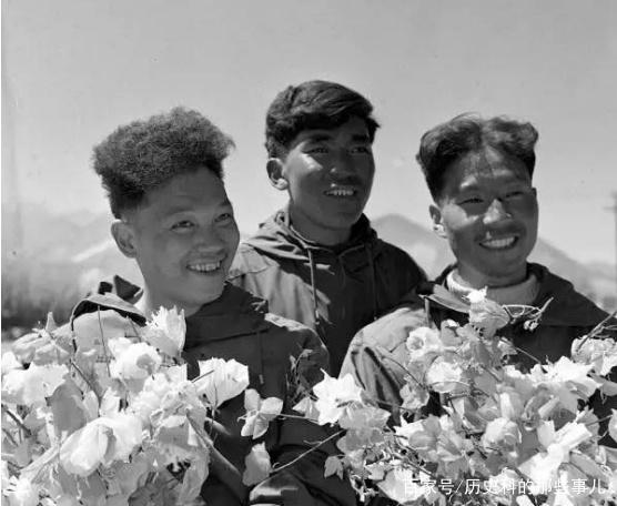 △1960年5月25日凌晨4點(diǎn)20分，中國登山隊隊員成功登上珠穆朗瑪峰。（右起）王富洲、貢布（藏族）和屈銀華。